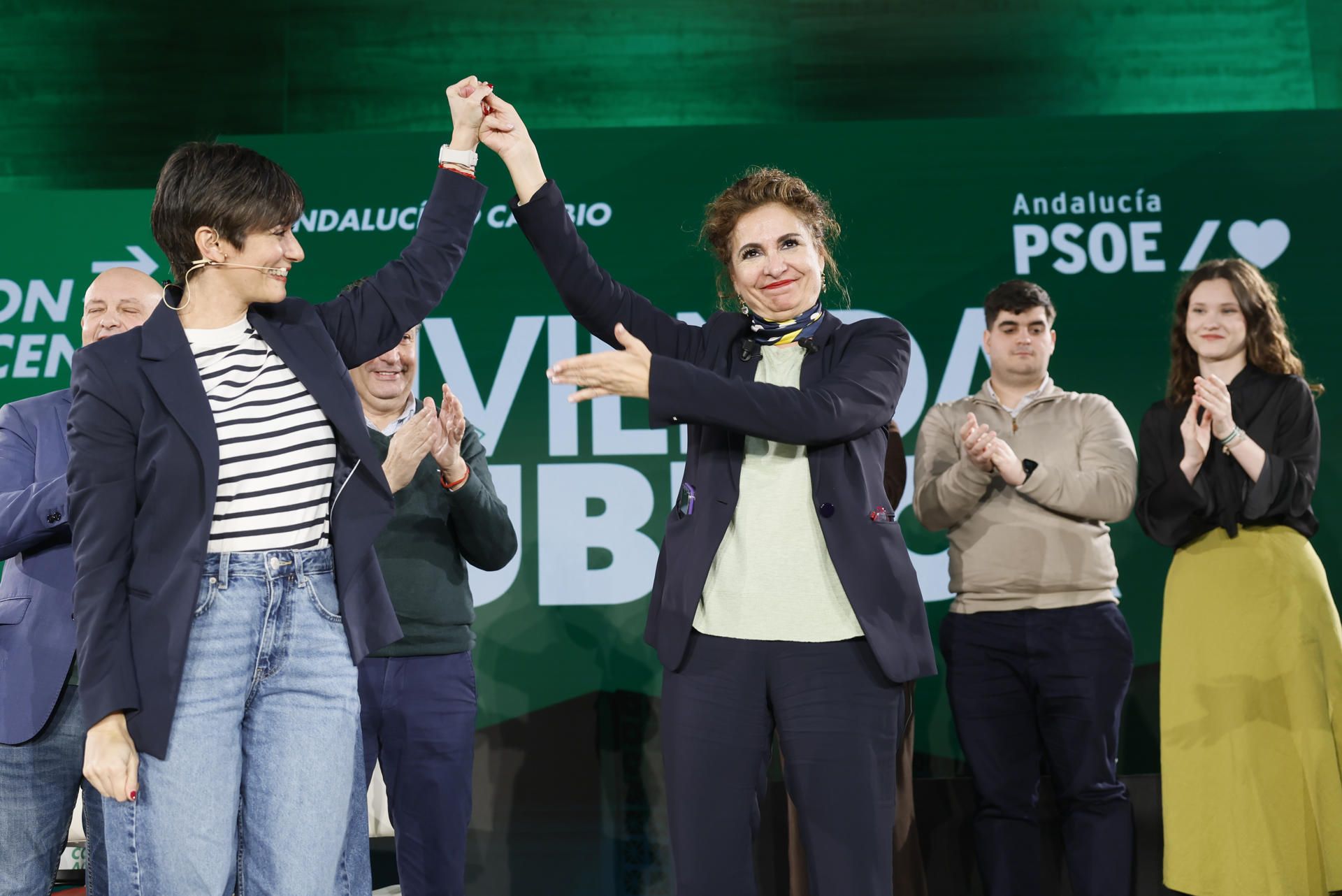 María Jesús Montero, vicepresidenta del Gobierno y candidata del PSOE-A a la Junta, con la y la ministra de Vivienda y Agenda Urbana, Isabel Rodríguez, en Dos Hermanas.