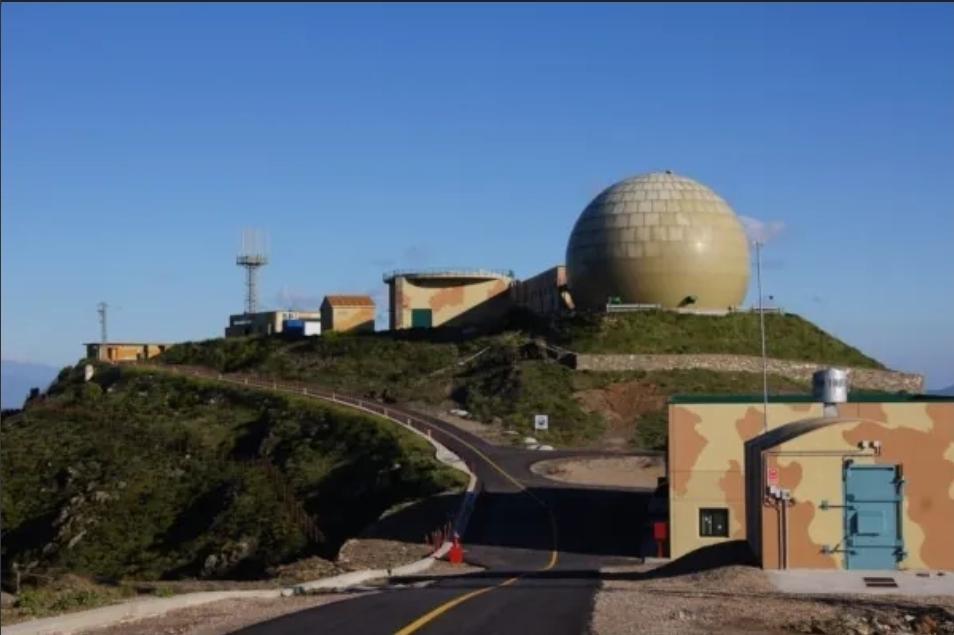 El viento derriba la cúpula del radar militar de vigilancia aérea en Roses