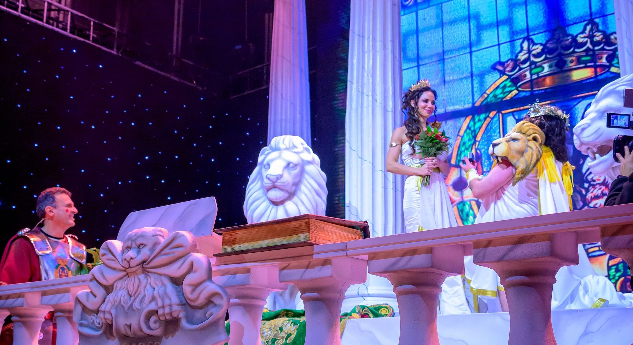 Manu Sánchez le pide matrimonio a su pareja al acabar su pregón del Carnaval de Cádiz.