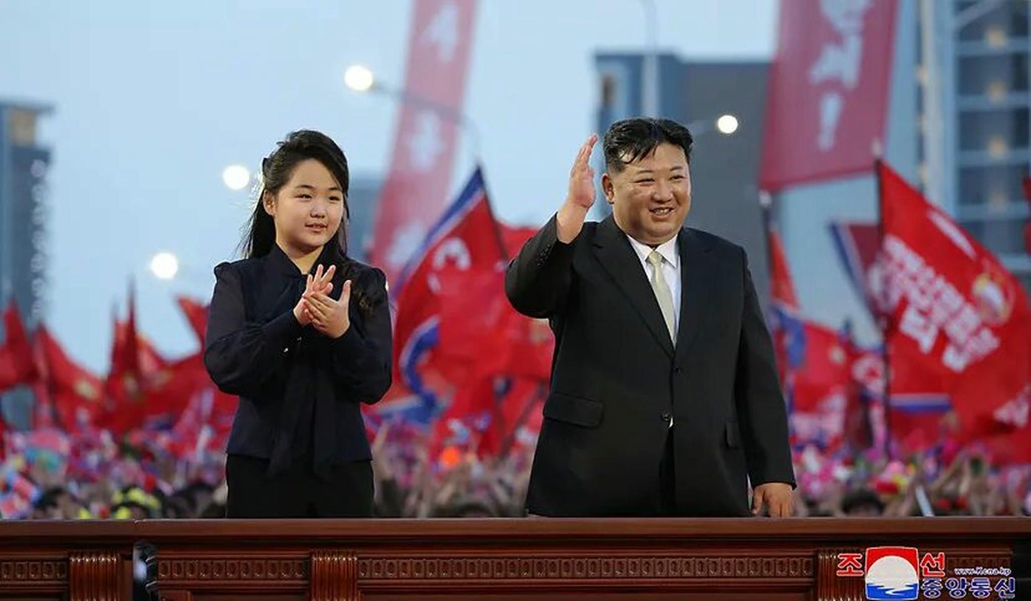 Kim Jong Un junto a su hija, Kim Ju Ae, posible sucesora del líder de Corea del Norte