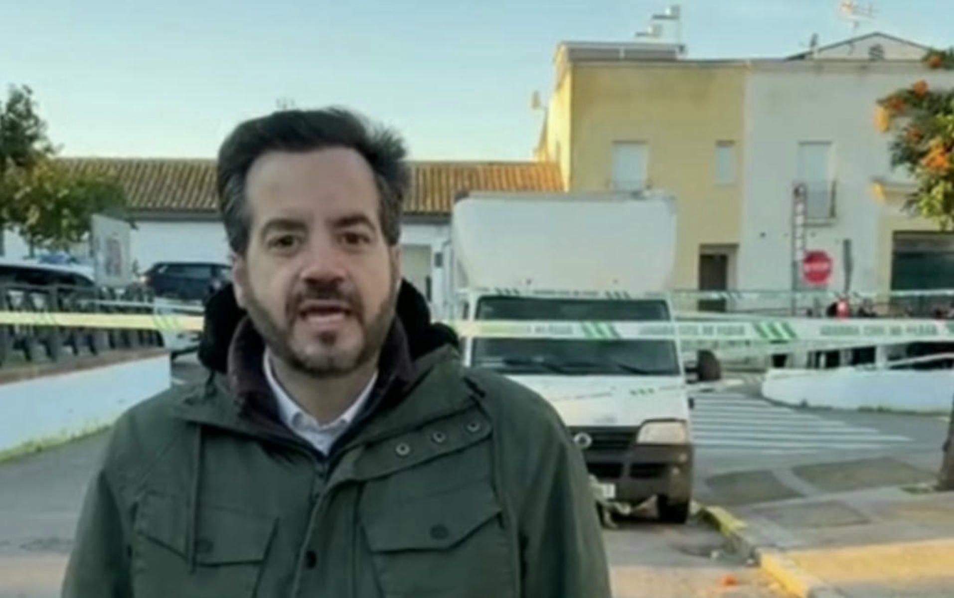 El alcalde de Estella del Marqués, Ricardo Sánchez, informa de la suspensión del mercadillo