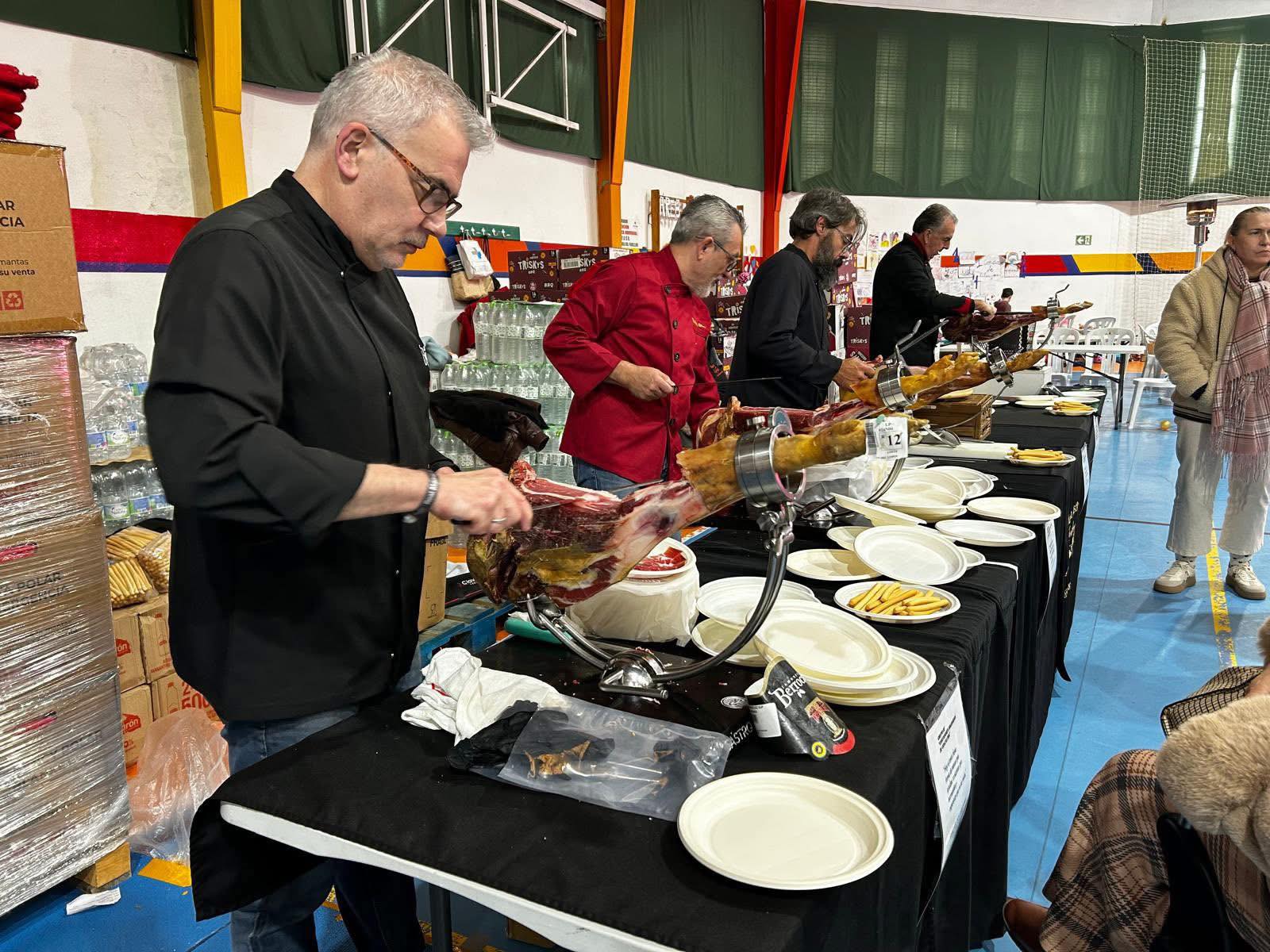 Cortadores de jamón sorprenden a los vecinos de Grazalema.