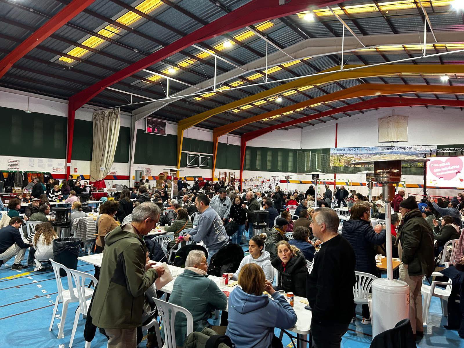 Vecinos de Grazalema, en el pabellón El Fuerte de Ronda.