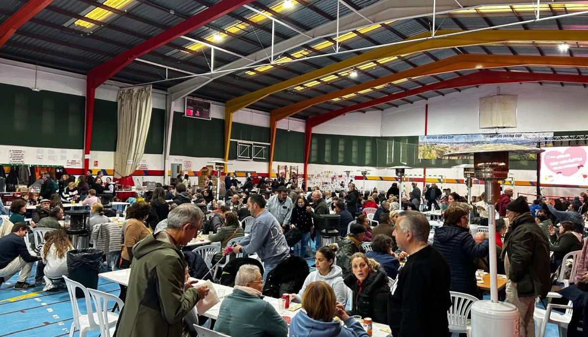 Vecinos de Grazalema, en el pabellón El Fuerte de Ronda.