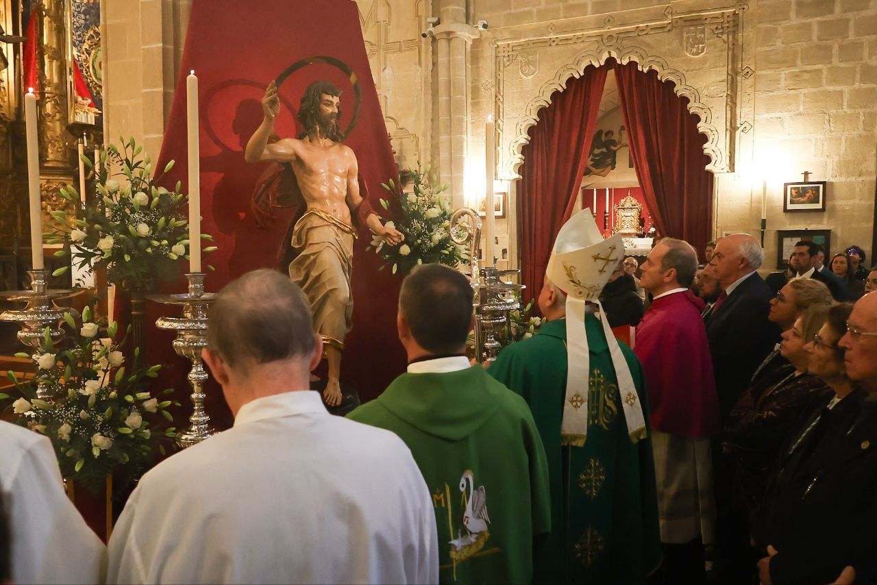 El obispo José Rico Pavés, bendiciendo la nueva imagen del Cristo Resucitado de Jerez.