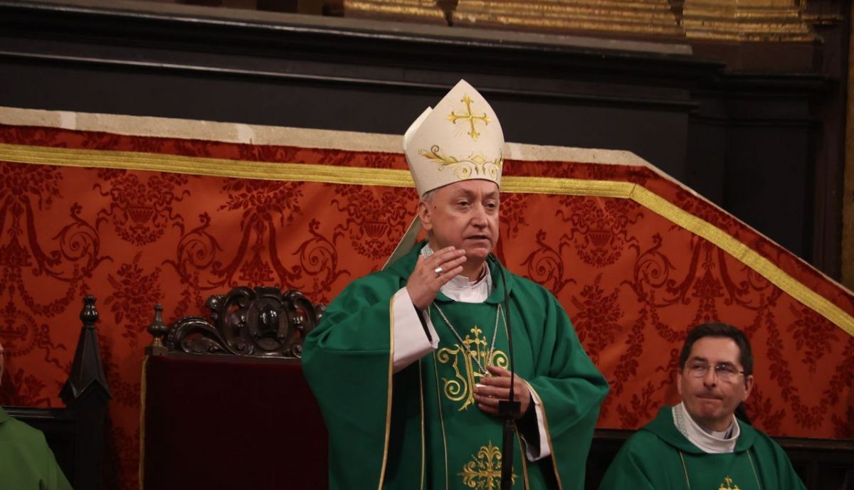 El obispo de Jerez pronunciando la homilía. 