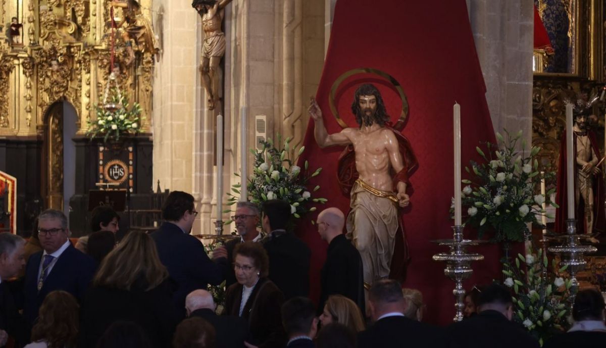 Finalizada la misa, el público acercándose hasta la imagen. 