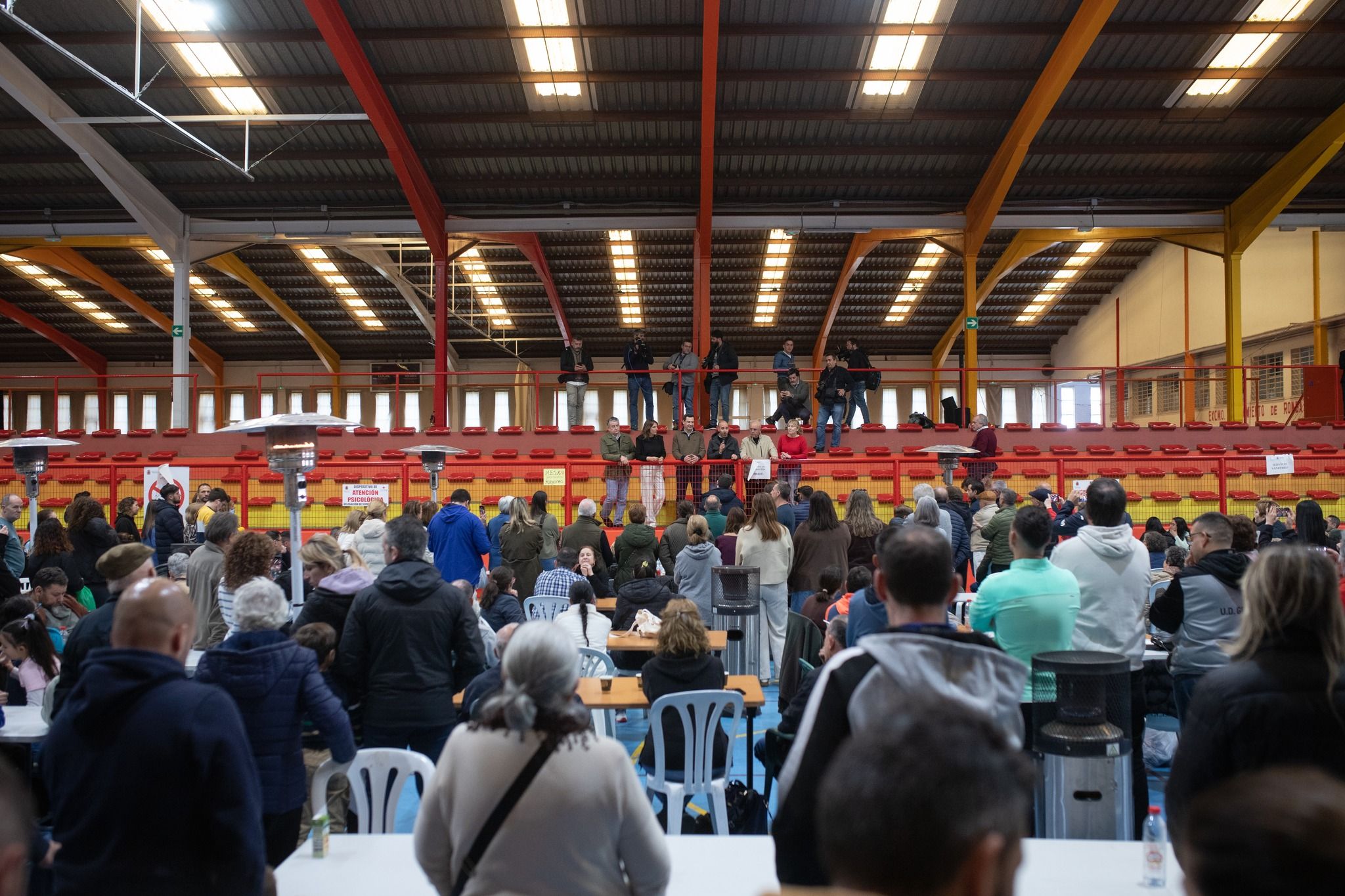Las autoridades hablan a los vecinos en el pabellón El Fuerte de Ronda.