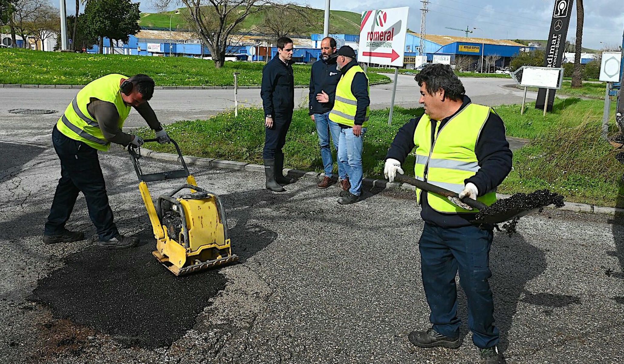 Reasfaltado en el Polígono El Portal tratando de reducir los boquetes producidos por el paso de las borrascas en Jerez