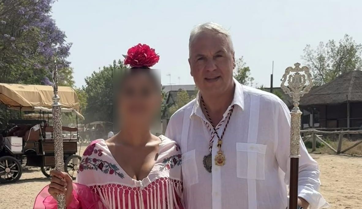 El alcalde de San Roque, Juan Carlos Ruiz Boix, con su hija Irene.