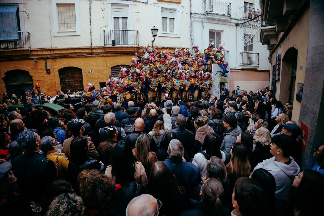 Plazas repletas de público el domingo en el Carnaval de Cádiz.