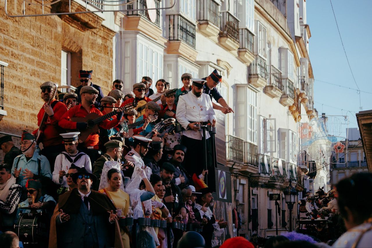 La cabalgata del Carnaval de Cádiz llena las calles de la ciudad de música y animación