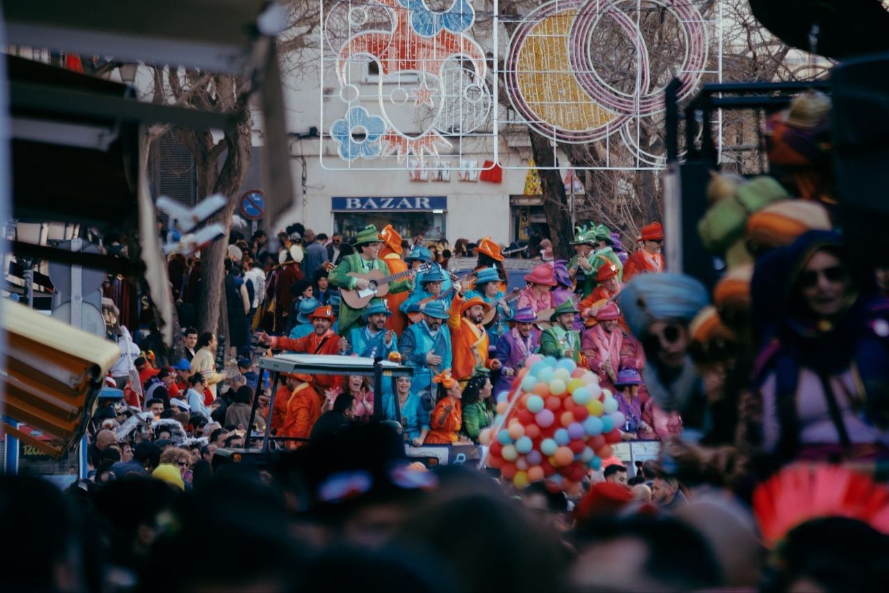 La cabalgata del carnaval en plena calle el domingo de coros en Cádiz este 2026