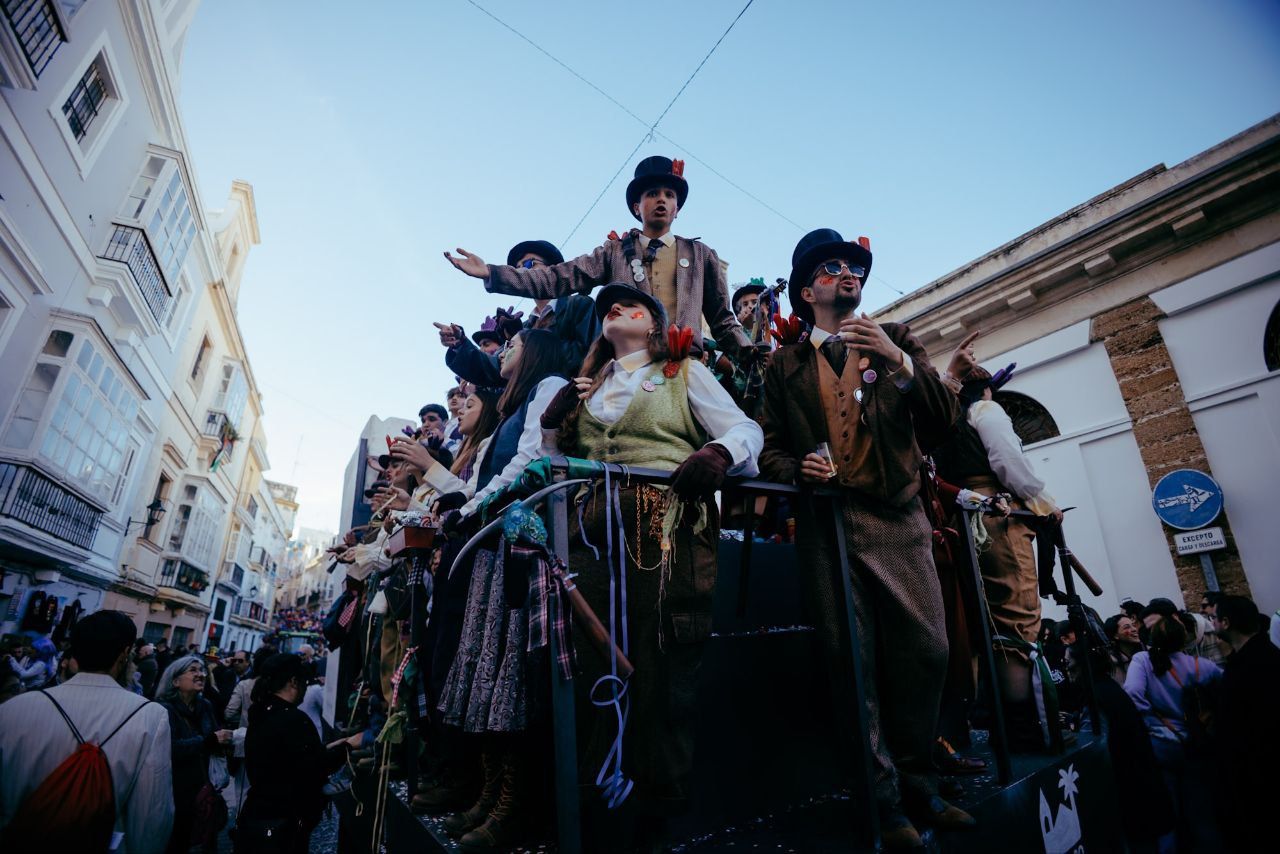 Una de las nueve carrozas presentes en la cabalgata del Carnaval de Cádiz este 2026