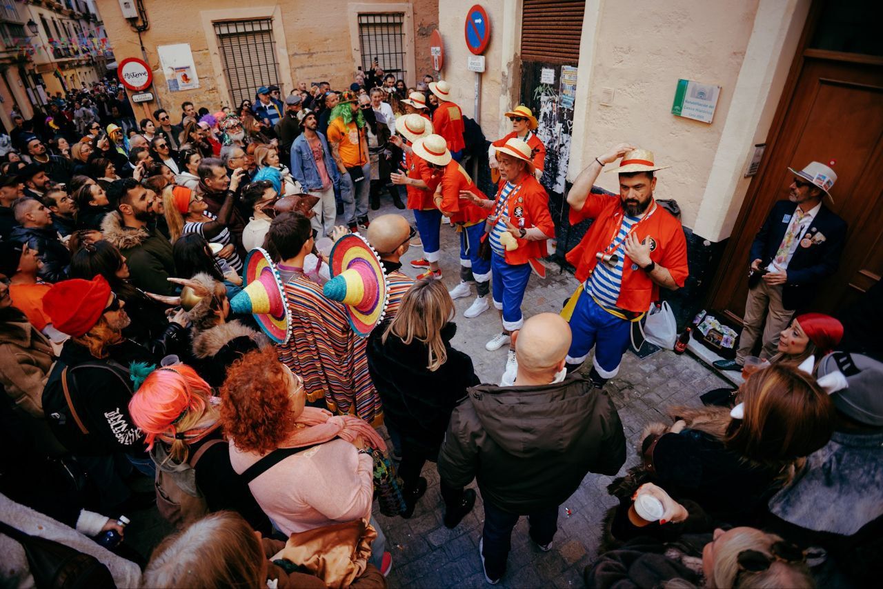 Actuación de Carnaval en plena calle del centro de Cádiz