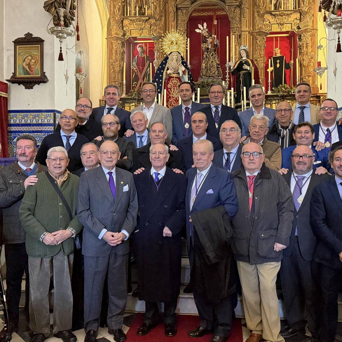 José Castaño junto a la cuadrilla de cargadores de Nuestra Madre y Señora del Traspaso