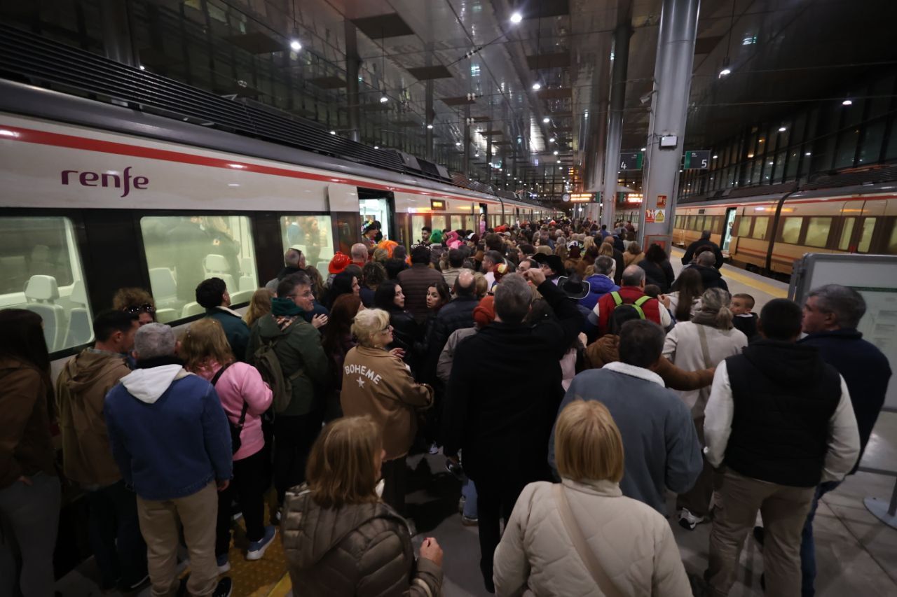 Largas colas en la estación de tren de Cádiz, a la vuelta de una jornada de Carnaval. Largas colas en la estación de tren de Cádiz, a la vuelta de una jornada de Carnaval.