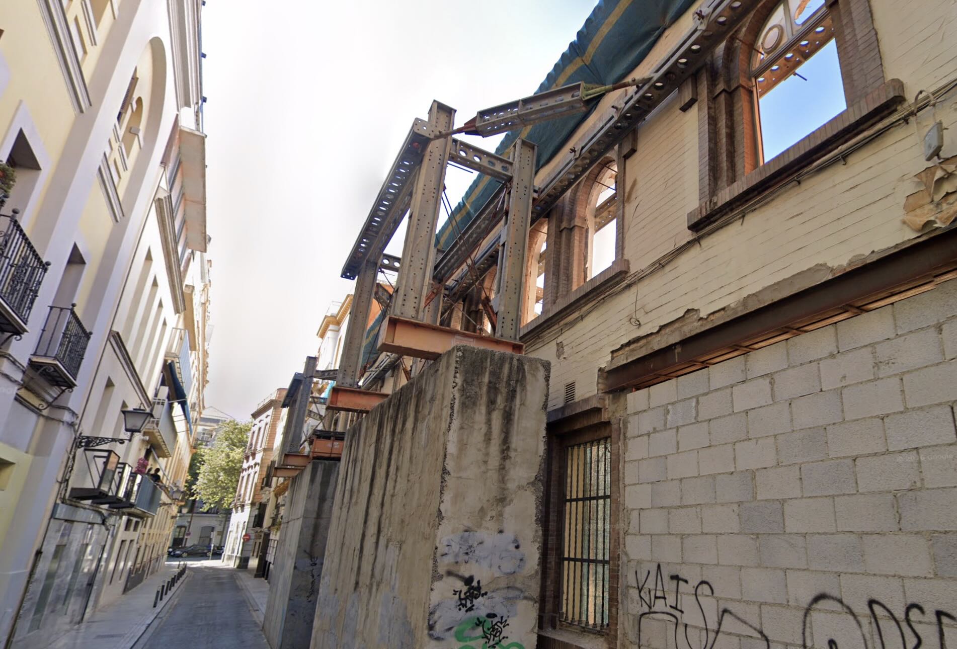 La caída se produjo hacia una parcela abandonada donde antiguamente se encontraban las instalaciones del Club Natación Sevilla, en la imagen de Google Maps.