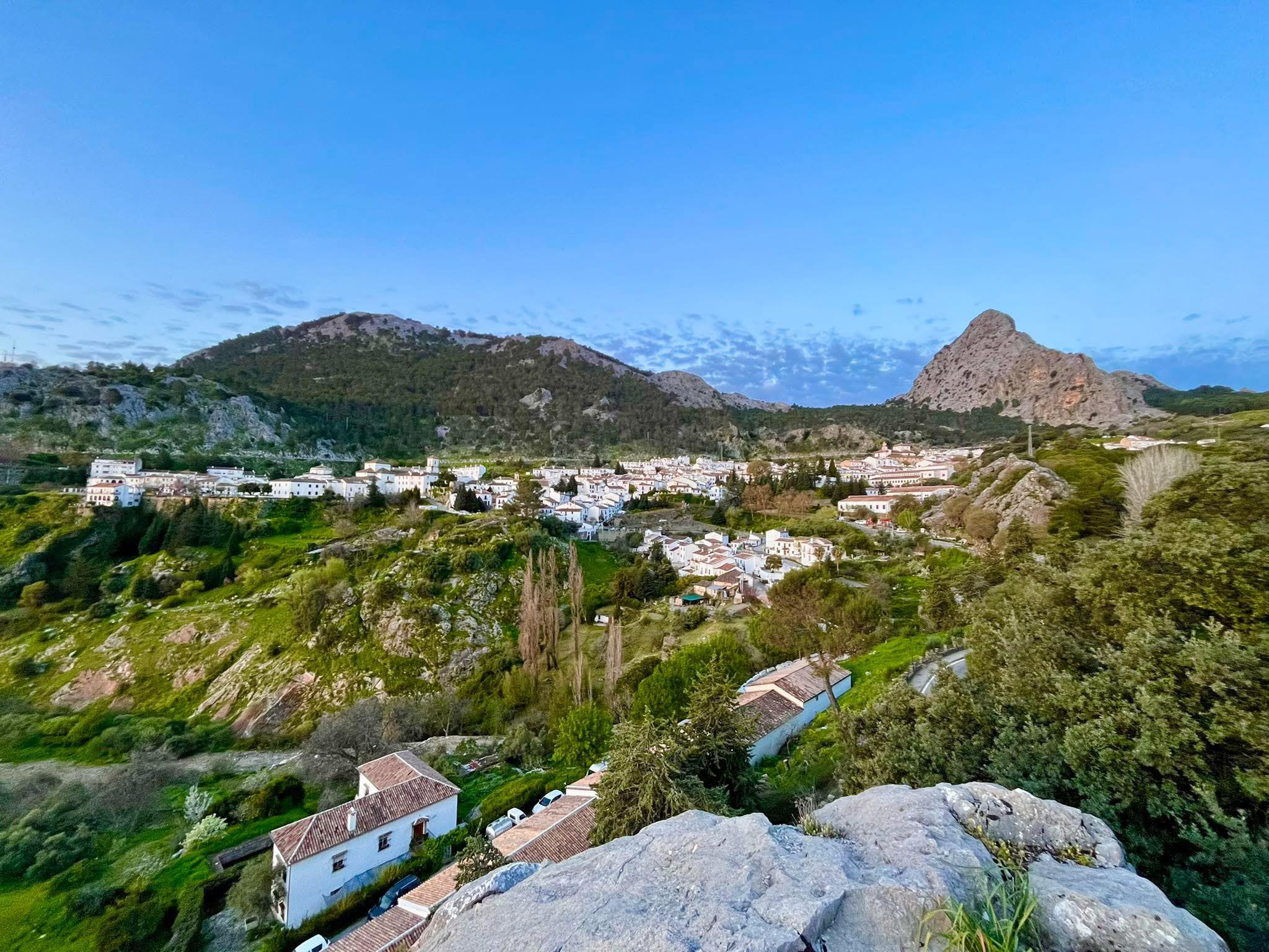 Nubes altas alrededor de Grazalema, este lunes.