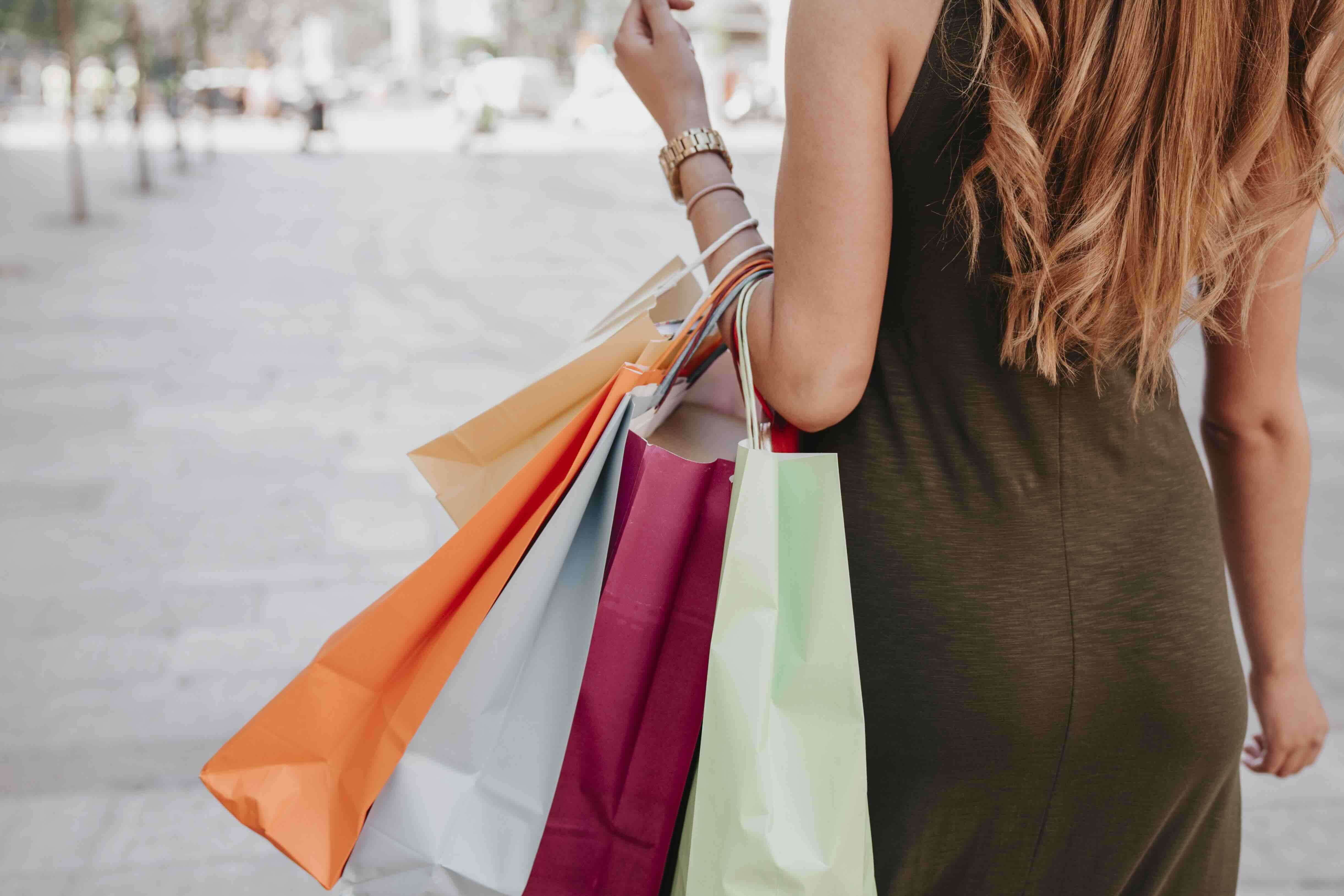 Una mujer de compras, en una imagen de archivo.
