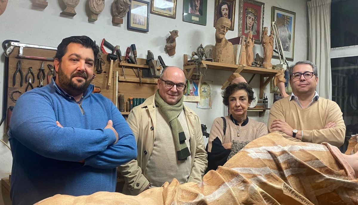 El escultor, Luque Teruel, la hija de Bru y Heredia en el taller. 