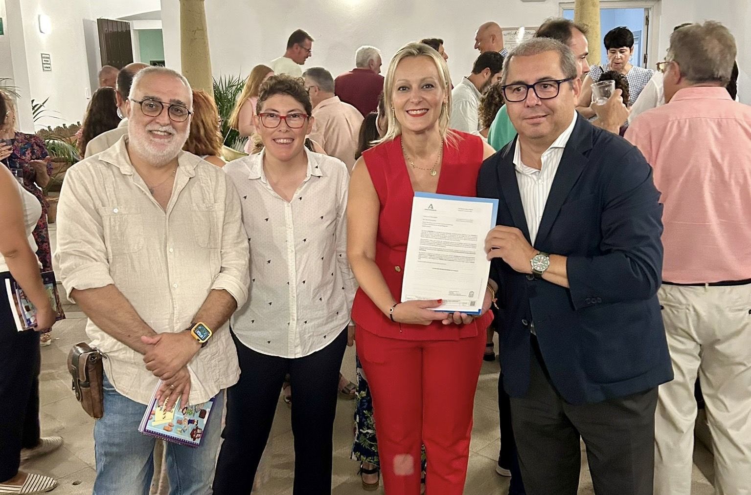 Ángel Heredia junto a representantes de Cultura de la Junta recibiendo la autorización para la reproducción del Resucitado de Ortega Bru.