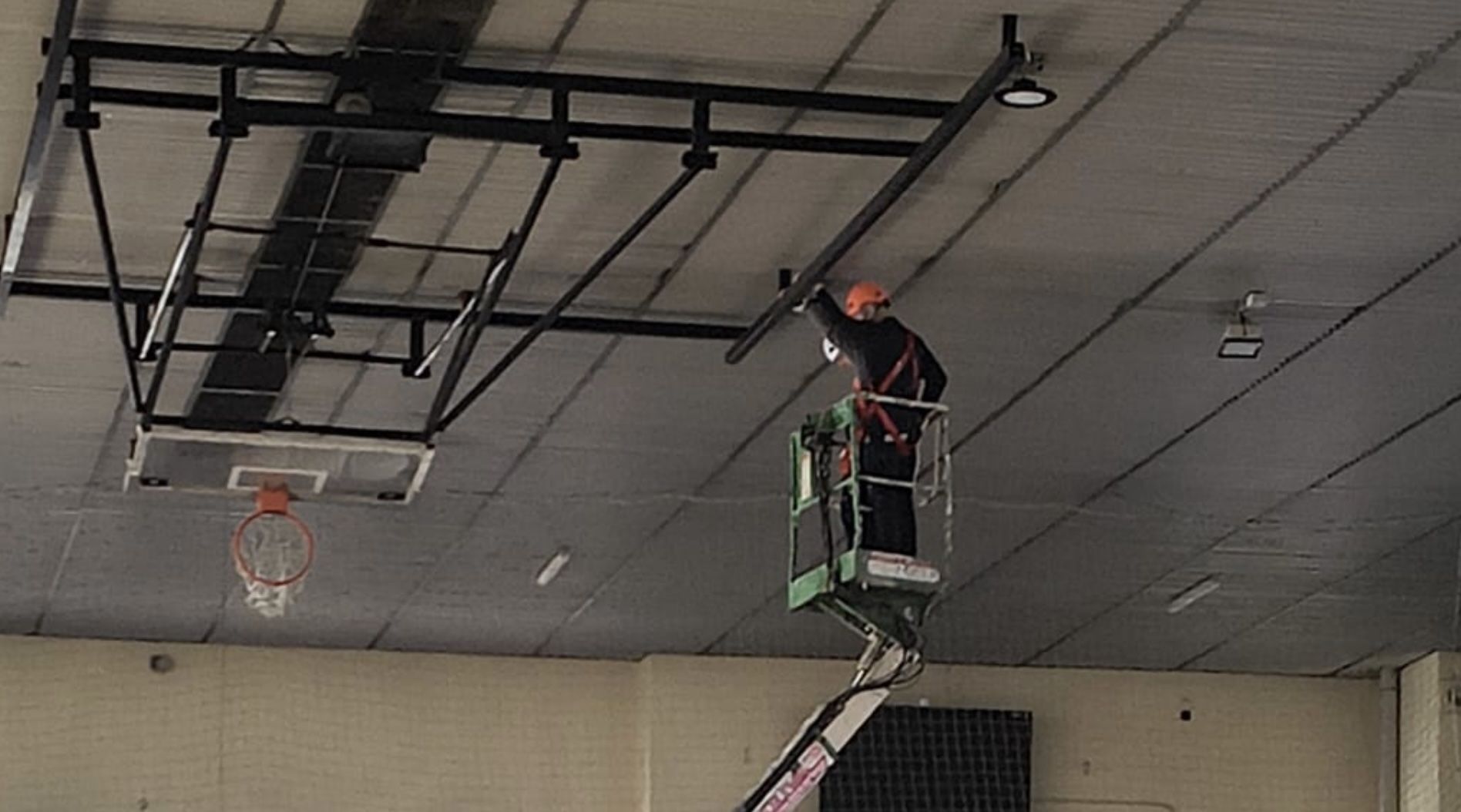 Fin a la situación tercermundista en Jerez de este importante pabellón deportivo municipal. Fin a la situación tercermundista en Jerez de este importante pabellón deportivo municipal.