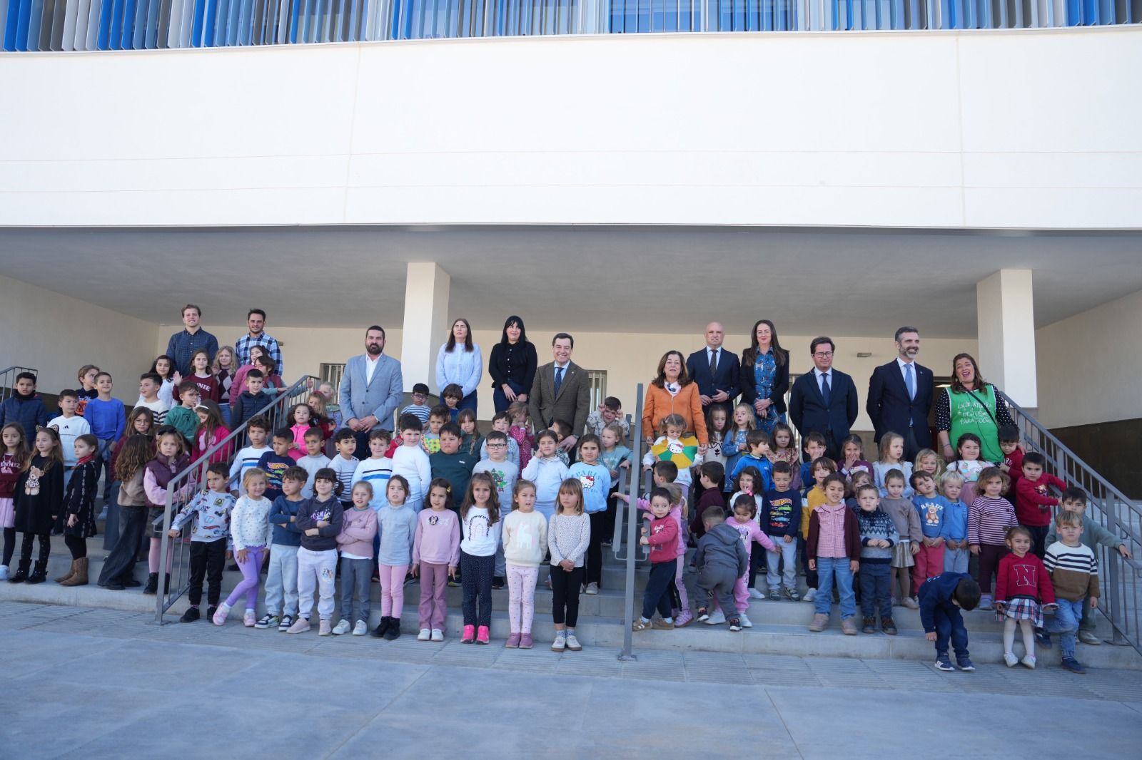 Foto de familia de la inauguración del nuevo colegio público de El Ejido, este lunes.