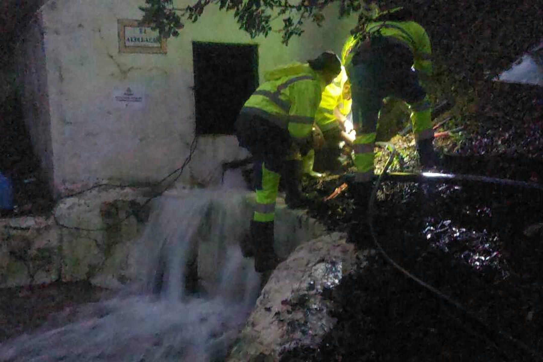 Técnicos poniendo en marcha la conducción de Altabacar, en Zahara.