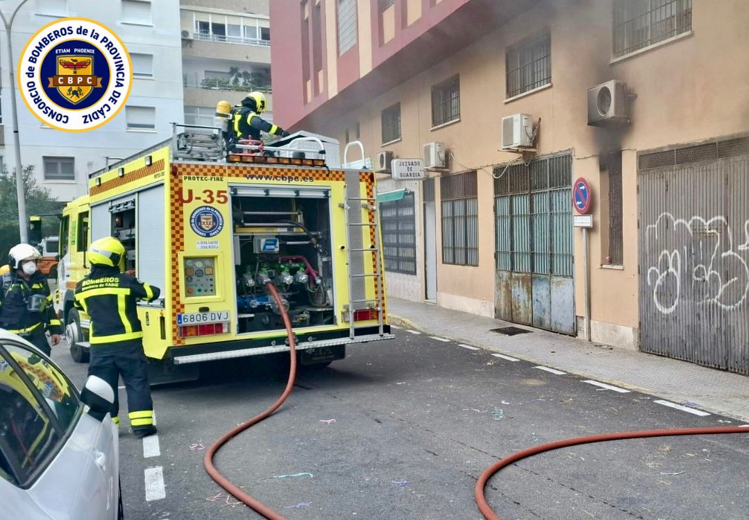 Un momento de la intervención de bomberos.