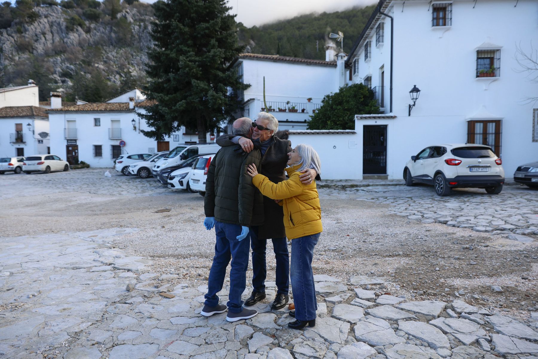 Un abrazo tras el reencuentro.