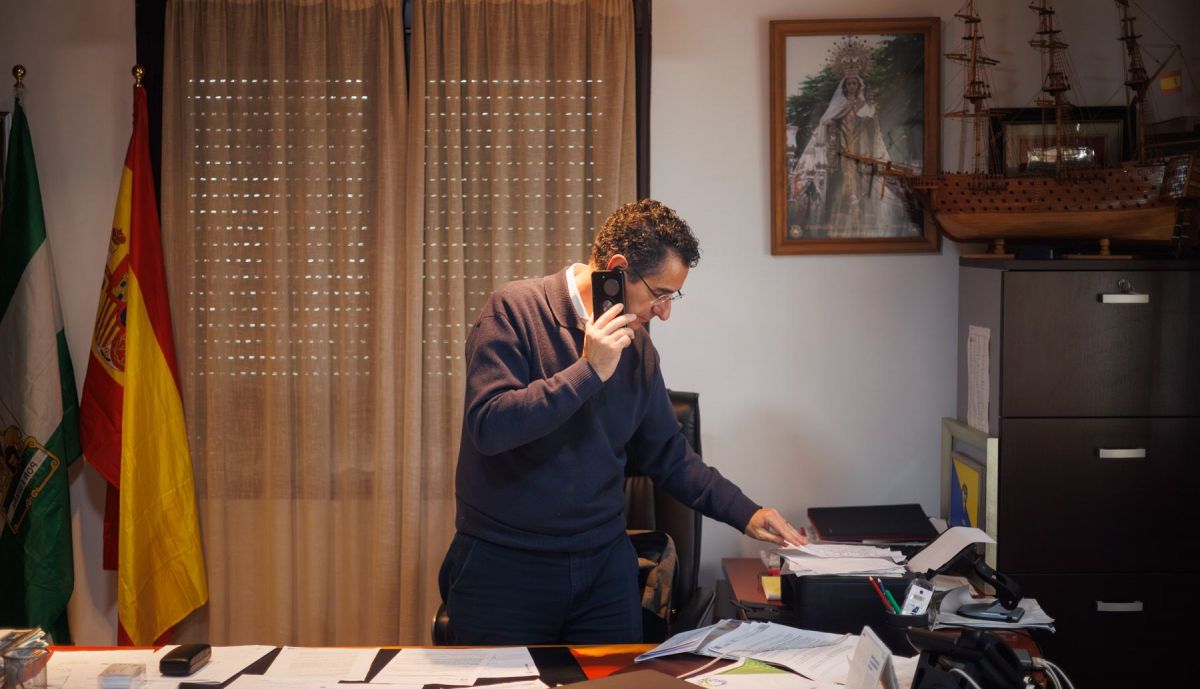 El alcalde de Barbate, Miguel Molina,  hablando por teléfono en su despacho.