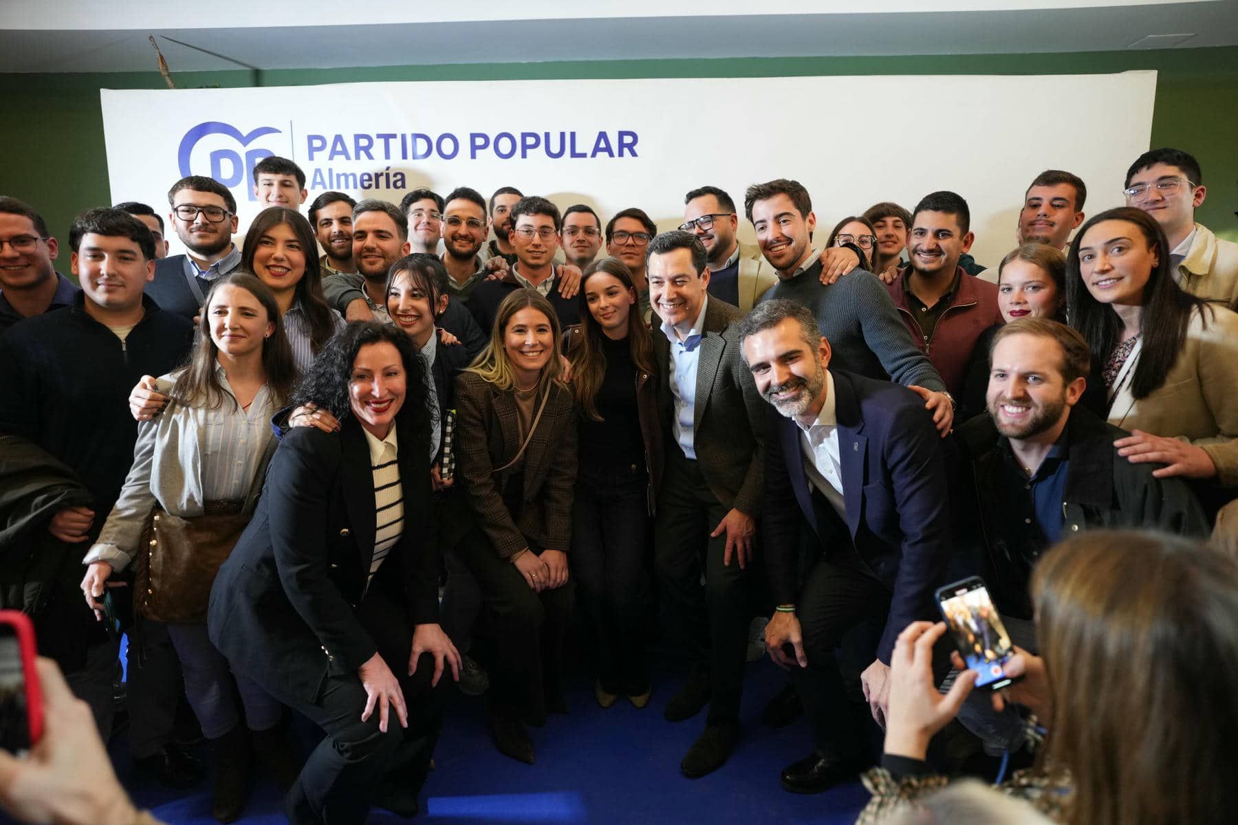Moreno, con dirigentes de su partido en la provincia de Almería. 