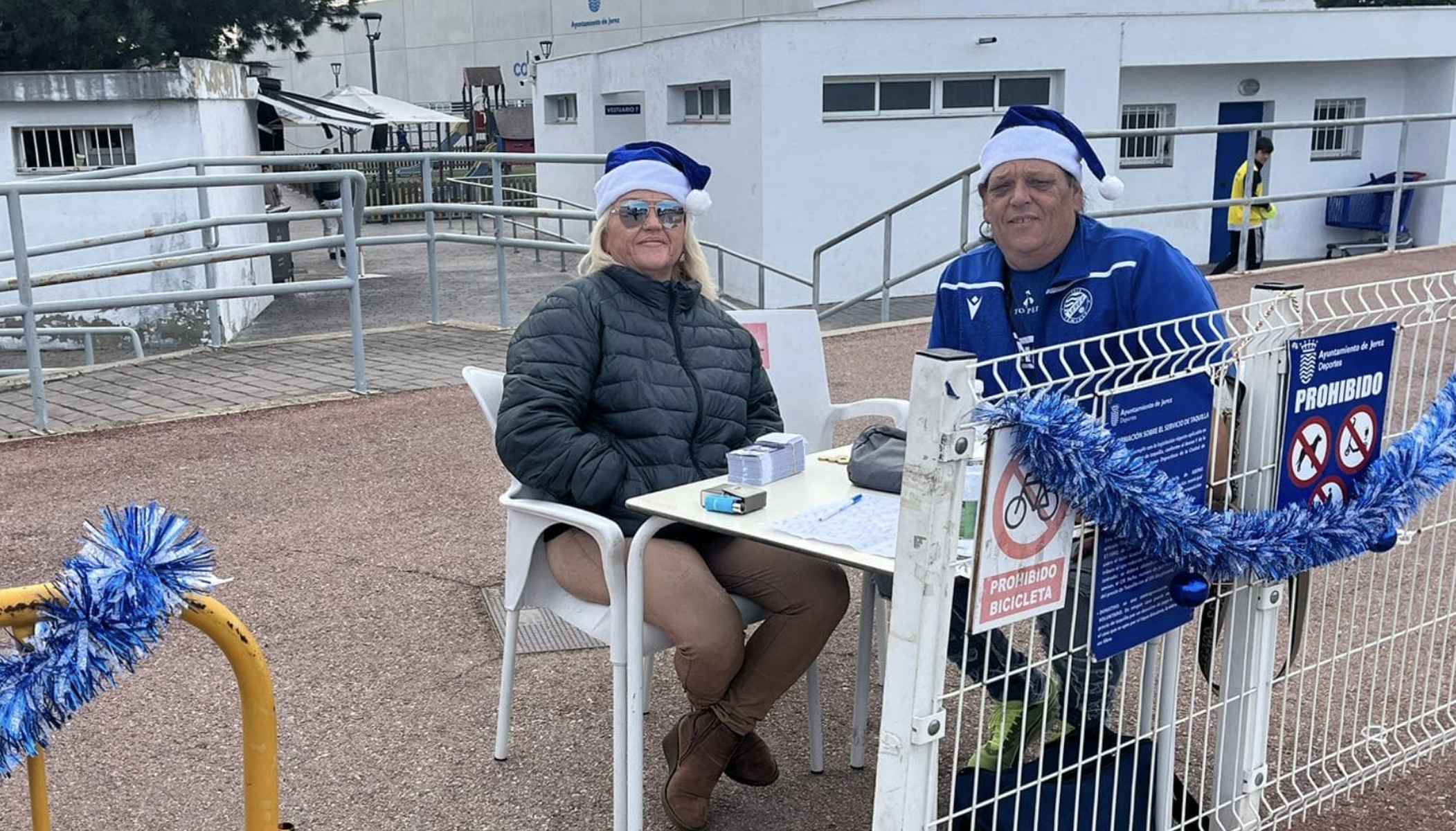 Manuel Oca, junto a su hermana Lina, en la taquilla de La Granja.
