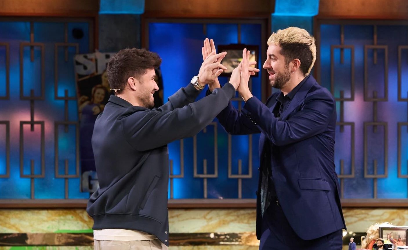 Pablo Alborán y David Broncano se saludan al inicio de 'La Revuelta'. Pablo Alborán y David Broncano se saludan al inicio de 'La Revuelta'.