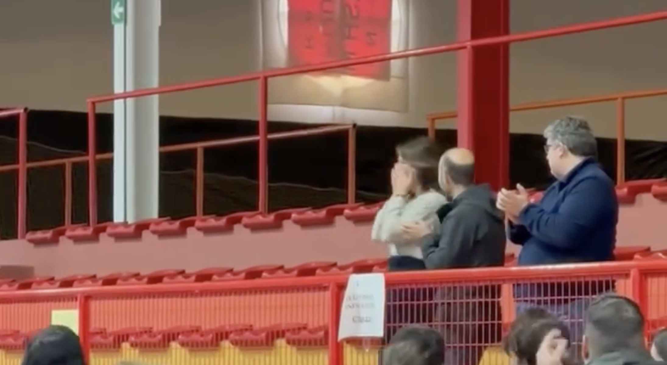 Mari Paz Fernández, muy emocionada, junto al alcalde de Grazalema.