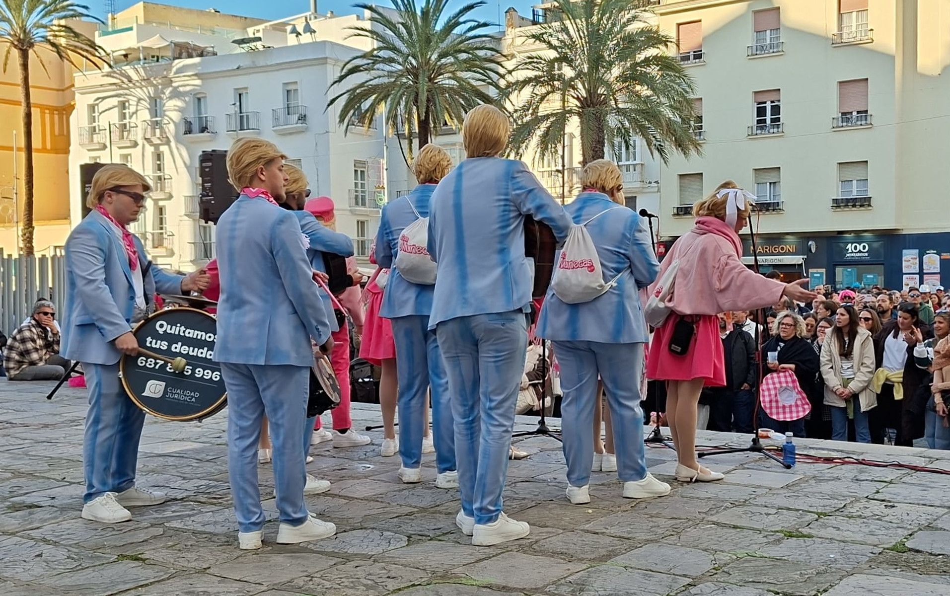 Actuación de la comparsa 'Las Muñecas' en Cádiz. Actuación de la comparsa 'Las Muñecas' en Cádiz.