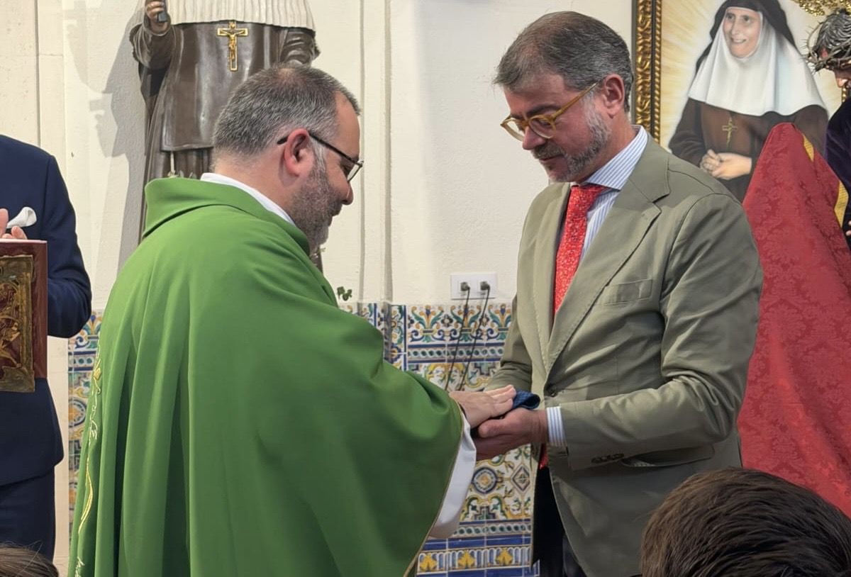 Juan Mera recibiendo la corbata. 