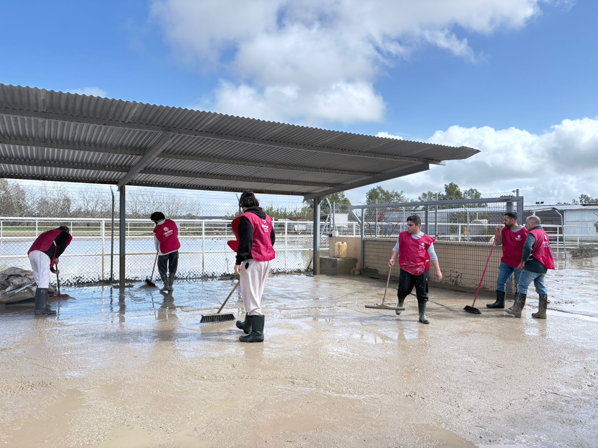 Voluntarios de Caritas en labores de limpieza. 
