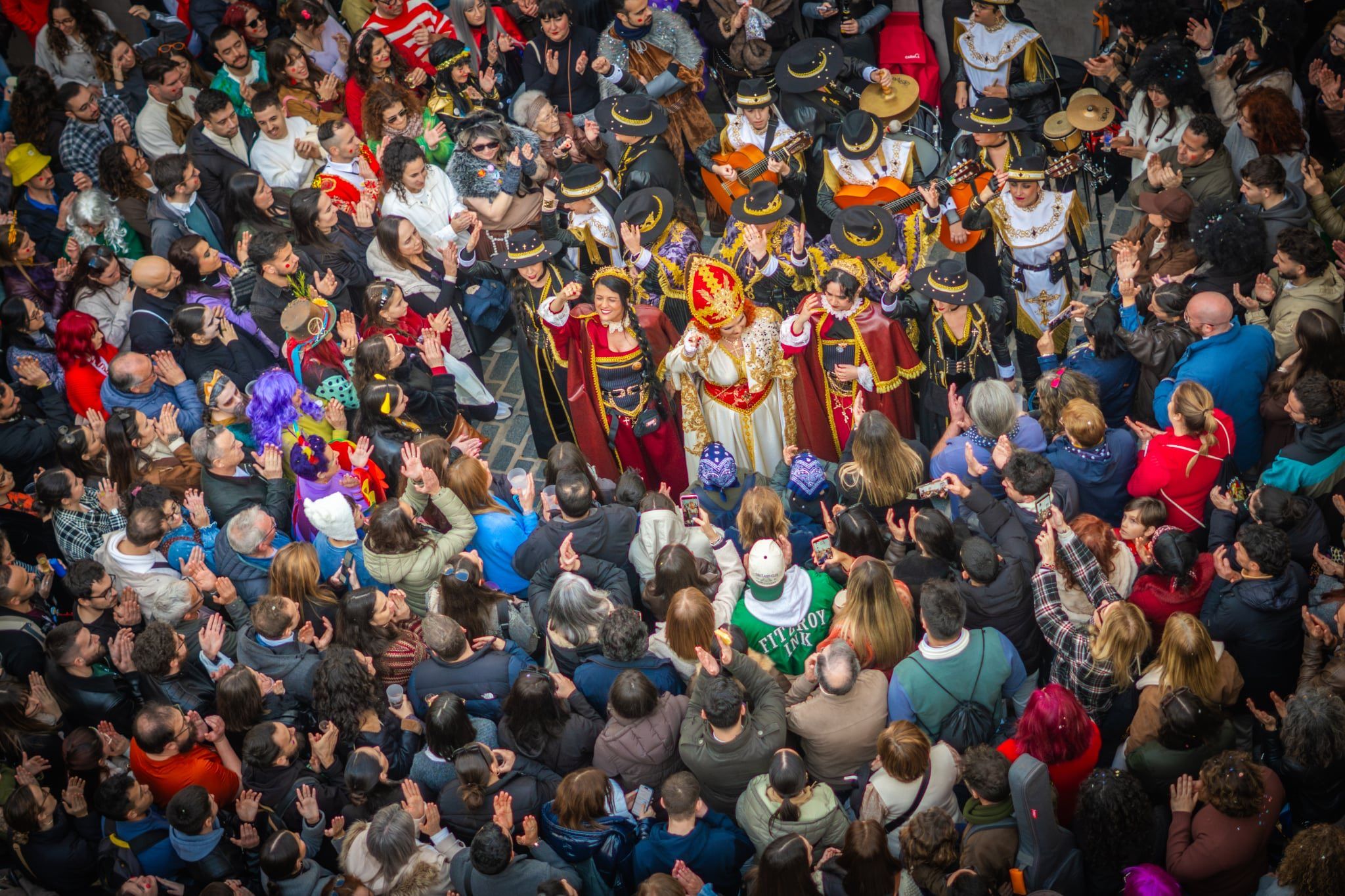 La comparsa 'La Camorra', cantando en la calle en Cádiz