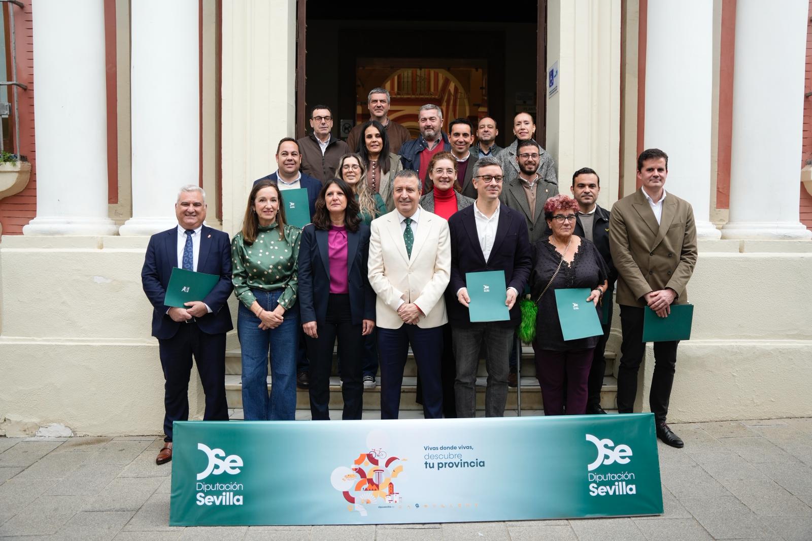 El presidente de la Diputación de Sevilla, Javier Fernández, con alcaldes de 21 municipios de la provincia. El presidente de la Diputación de Sevilla, Javier Fernández, con alcaldes de 21 municipios de la provincia.