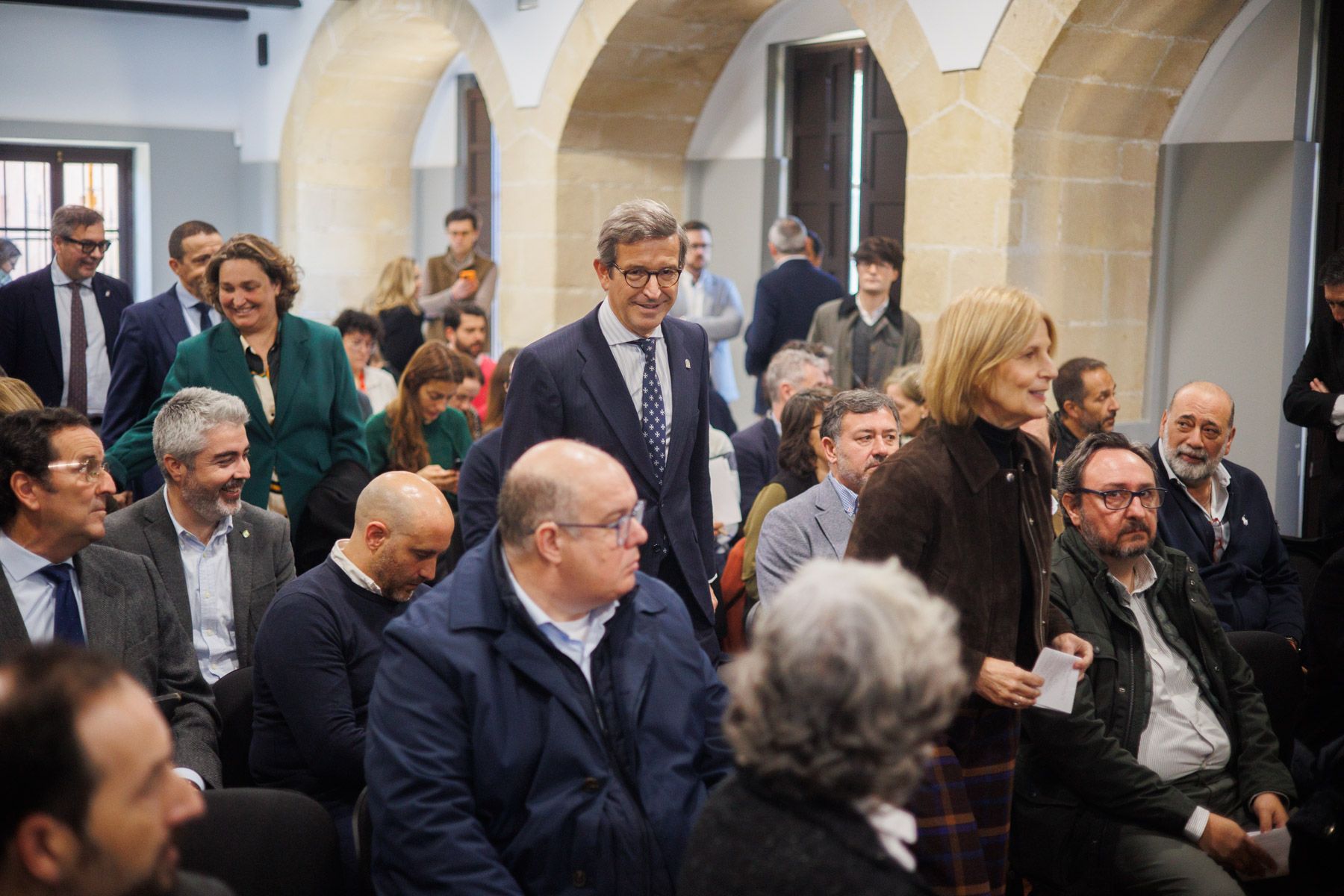El consejero Jorge Paradela, con la alcaldesa María José García-Pelayo, en la inauguración de la jornada.