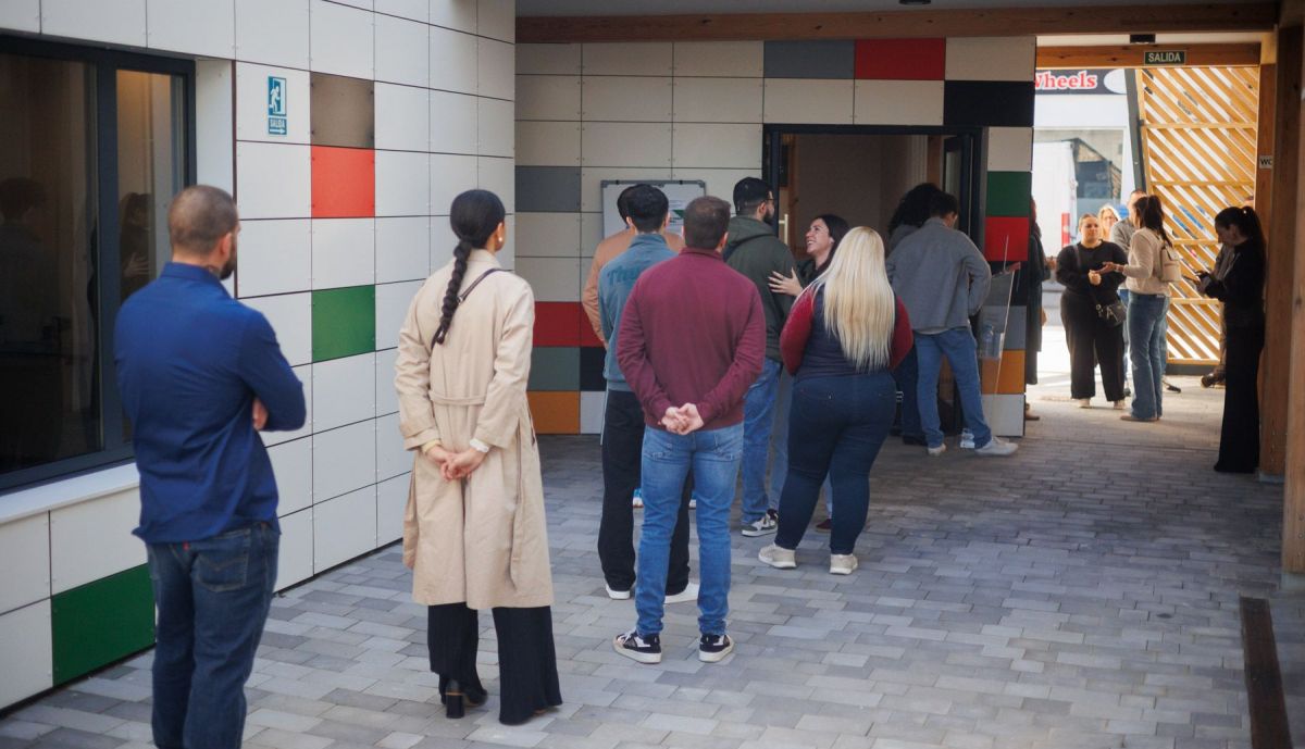 Candidatos y candidatas esperan para acceder a las entrevistas.