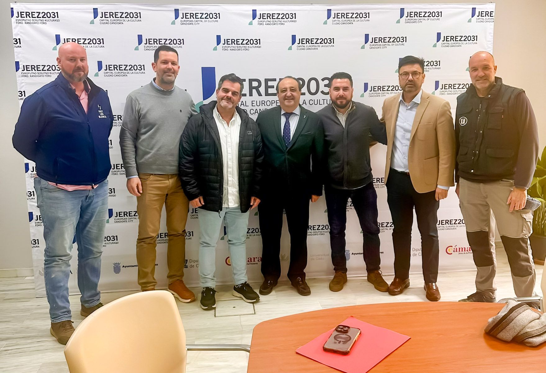 El concejal Francisco Zurita, con algunos de los responsables de las asociaciones de caseteros. 