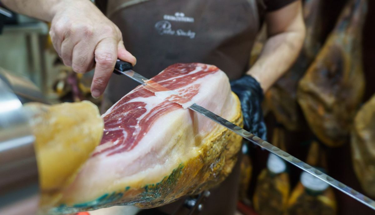 Pedro corta jamón ibérico de bellota.
