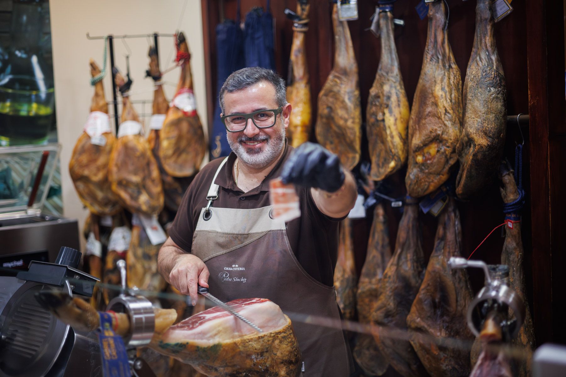 Pedro Sánchez, cortador de jamón y regente de la charcutería que lleva su nombre en Chiclana.