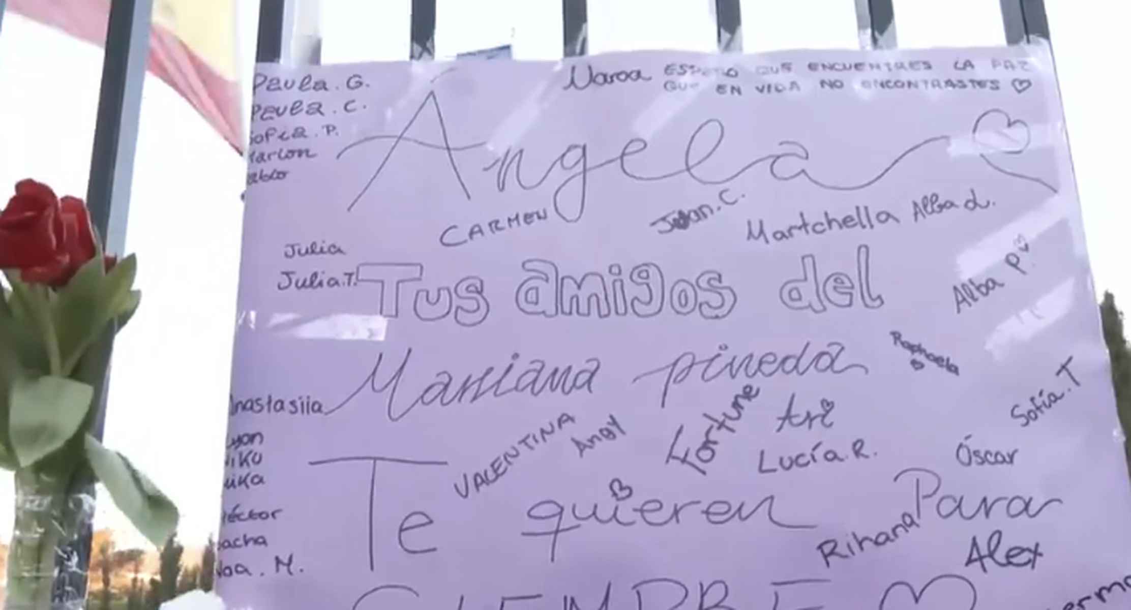 Cartel colocado esta mañana a las puertas del IES Benalmádena, instituto en el que estudiaba Ángela. Cartel colocado esta mañana a las puertas del IES Benalmádena, instituto en el que estudiaba Ángela.