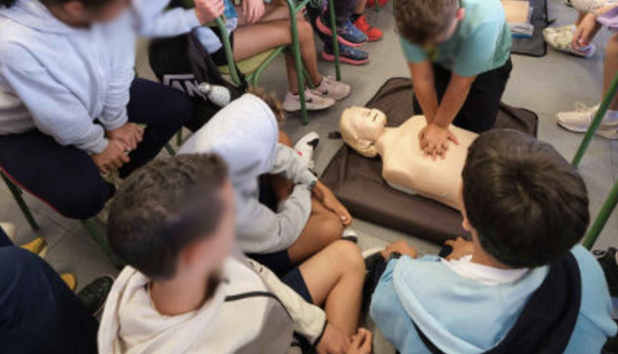 Prácticas de reanimación en un colegio.