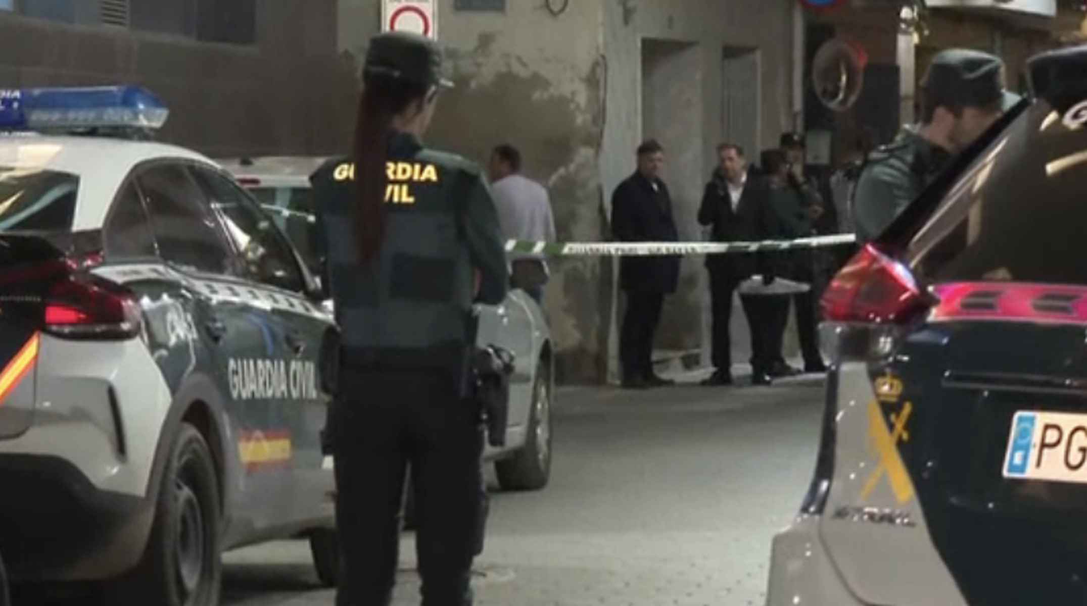 Agentes de la Guardia Civil, en el lugar del doble asesinato.