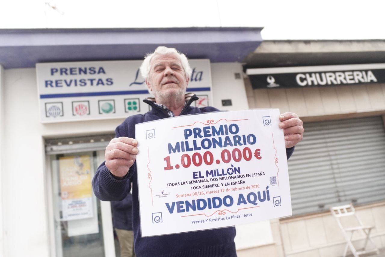 Gregorio, el administrador, con el cartel que anuncia el premio. Gregorio, el administrador, con el cartel que anuncia el premio.